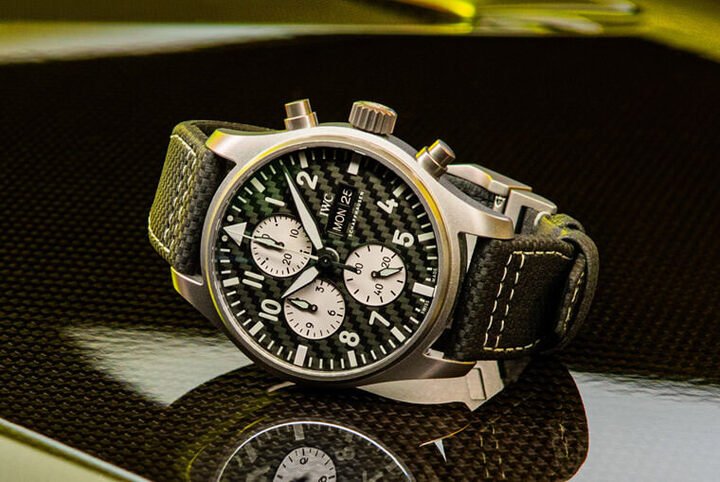 IWC和Mercedes-AMG合作历史悠久，2021年双方以飞行员系列为基础，合力开发最新的联名表款