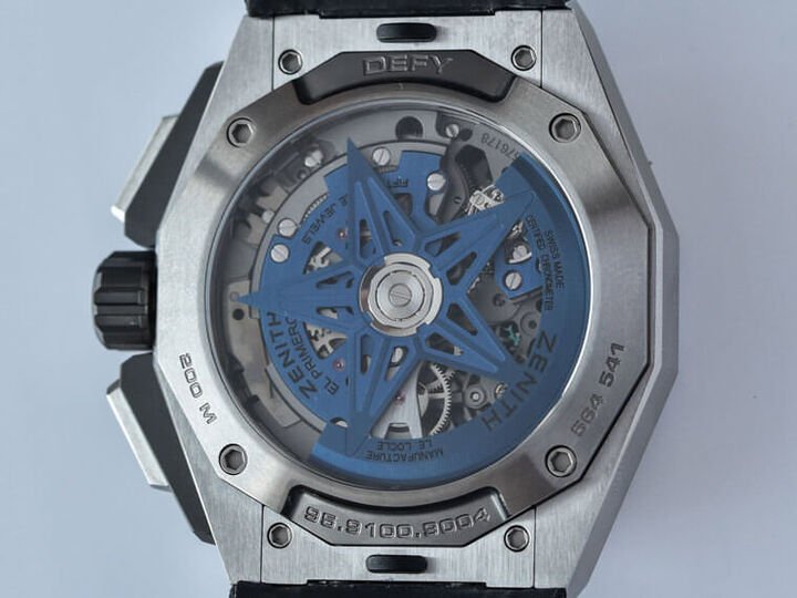 透明底盖下方可见El Primero 9004机芯，其五角星自动盘富有品牌印象，同时机芯的两组擒纵系统在此也更加一览无遗