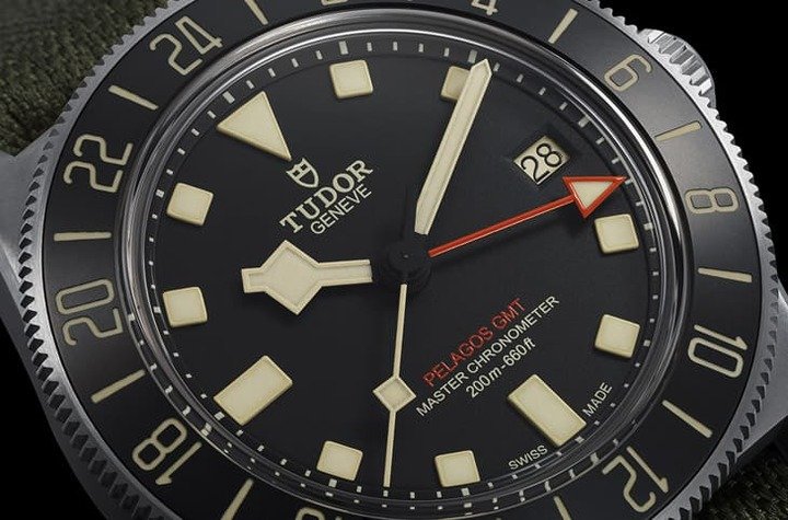 面盘上多了一枚橘色24小时指针，其与橘色的"PELAGOS GMT"字样清楚突显手表更上层楼的实用功能。