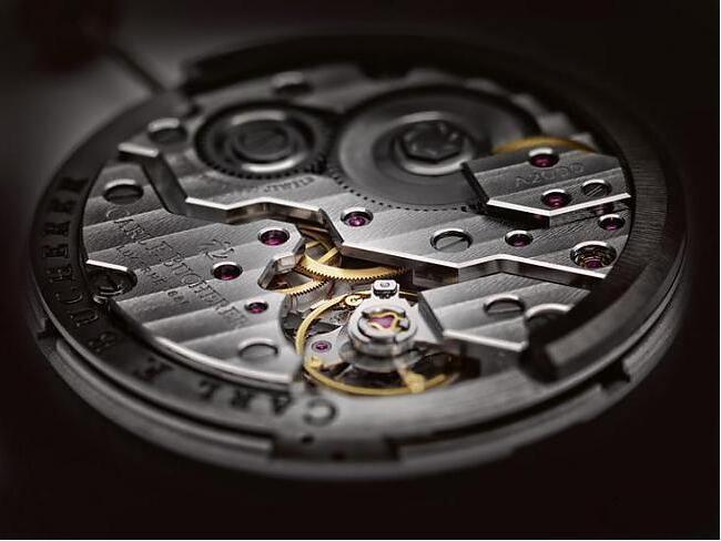 由大日期改成小日期后日期窗不但可以爱开在哪就开在哪，要加装其他功能的弹性也因此大增