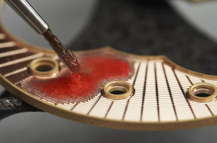 红色大明火珐琅反复高温烧制，色泽温润饱满，如旭日初升，为整体注入喜庆能量。