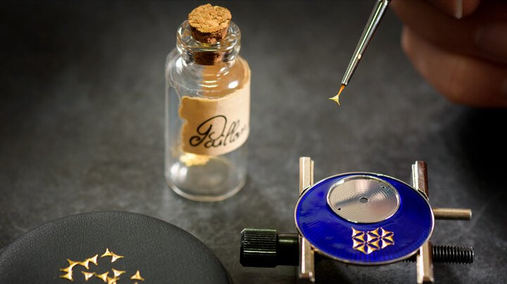 自金箔切割的精美图案以手工逐一装饰，呈现最终图案。当所有设计工序完成，作品将再一次被覆以经同一窑中焙烧的珐琅层。半透明珐琅层可保护金箔雕花珐琅图案，令其历久弥新