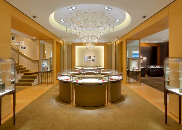 精品店一层珠宝展示区