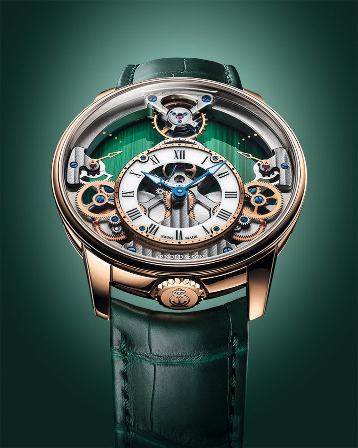 Arnold & Son 经典之作 Time Pyramid，标志性的金字塔式机芯仿佛悬浮于表壳之内。