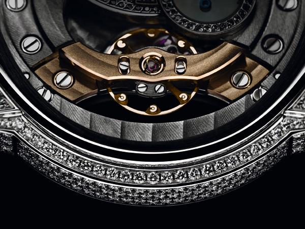 独立摆轮设计：通过金质摆轮夹板固定