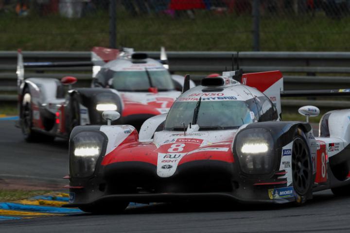 赛事掠影——#8 TOYOTA GAZOO RACING TS050-HYBRID及#7 TOYOTA GAZOO RACING TS050 - HYBRID（LMP1）领先赛事。©Rolex, Jean-François Galeron