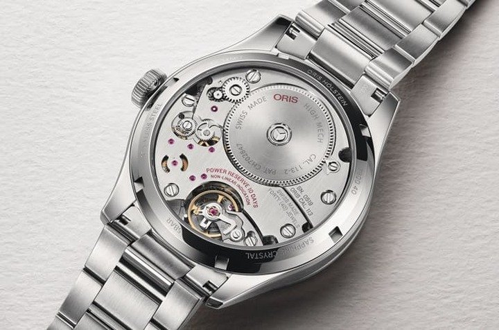 Calibre 113 提供 10 日动力储存及非线性动力指示，整合日期、星期、月份与 52 周商务日历，操作简单，全功能均可通过单一表冠完成设定。