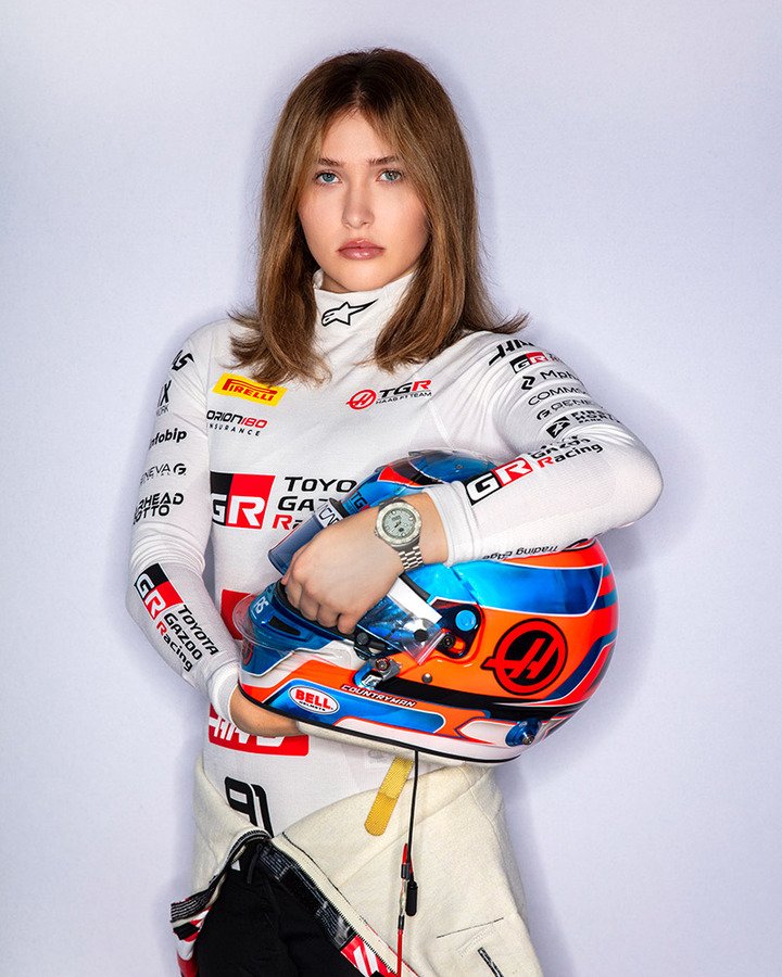 F1 Academy 美国女车手 Kaylee Countryman 演绎全新 TAG Heuer Formula 1 Solargraph 腕表鼠尾草绿镶钻限量款。