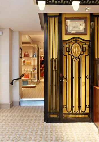 巴黎爱马仕精品店内的电梯可追溯到1923年，其华丽的铁艺装饰在当时十分流行。