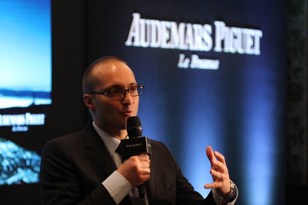爱彼总部产品营销主管Claudio Cavaliere先生在爱彼复杂功能腕及博物馆珍藏表款私家鉴晚宴上介绍爱彼大复杂功能腕表