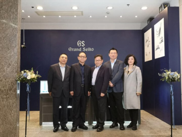 为了见证GRAND SEIKO亨达利表店专柜开幕，包括精工中国区董事长吉村等、精工销售部高级经理张云燕等嘉宾均出席剪彩仪式