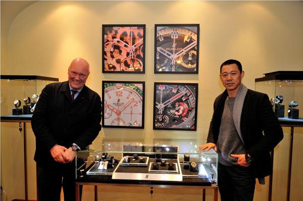 比弗先生于张丰毅先生一同鉴赏宇舶表