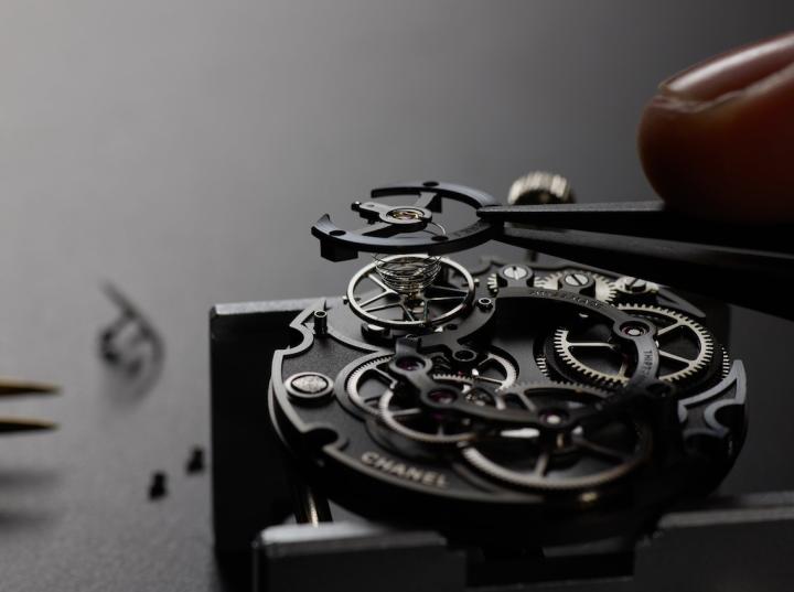 专为Monsieur手表所设计Caliber 1机芯，拥有瞬间跳时与逆跳分钟功能，是首只完全由香奈儿从设计、研发并通过测试及完成组装的机芯