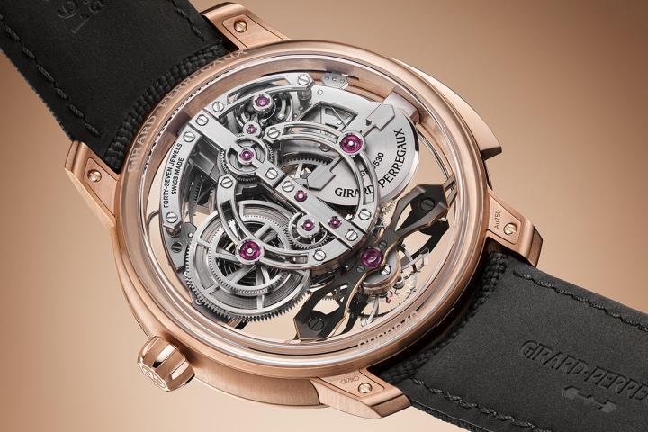 这款镂空机芯由 475 个精密部件组成，集三问报时、陀飞轮及全新自动上链系统于一身，其组装工序和打磨修饰需耗时超过 440 小时。