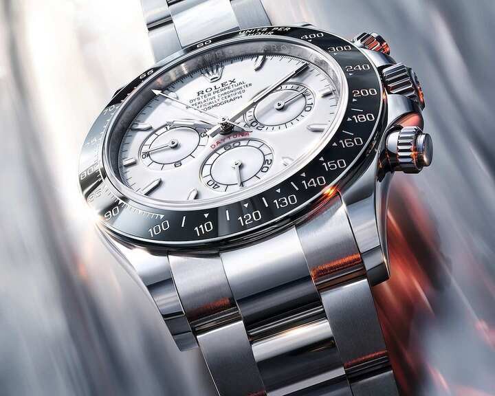 Cosmograph Daytona 铂金钢款搭载一体成型浅灰色 Cerachrom 陶瓷外圈，刻度数字采用 PVD 镀膜工艺镀铂金处理。