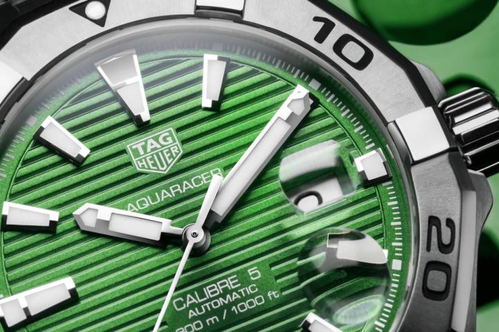绿色面盘搭配横跨表面的水平线条设计，让经典手表更有活力