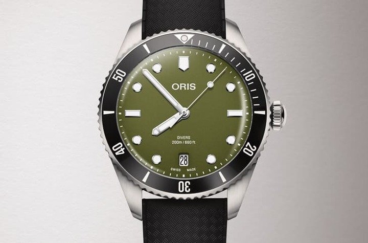 39mm 表壳先前经过重新设计，中壳增厚、底盖减薄，比例更紧凑利落，贴合腕部同时保有现代运动表的鲜明轮廓。