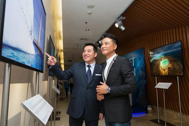 欧米茄 Omega 中国区副总裁杨骅先生与任达华先生一同参观《海洋宇宙》主题展