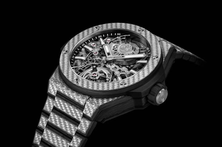 宇舶2023年以镀铝碳纤维打造Big Bang Integrated炼带表，手表整体重量仅68克，佩戴在手相当轻盈舒适。