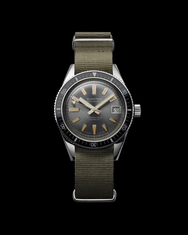 1968 年推出的 Bathyscaphe 历史代表作，以更贴合日常生活的尺寸与纯粹的潜水功能，成为当时徒手潜水爱好者的经典装备，亦奠定此番 70 周年复刻新作的美学蓝本。