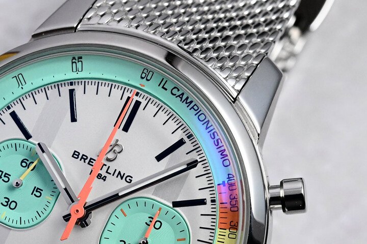 Top Time B01 Fausto Coppi的白色表盘上采用绿松石色小表盘，并搭配橙色闪电形秒针，与科皮的自行车颜色相互辉映，在测速刻度上，巧妙标记了科皮的昵称是 Il Campionissimo（冠军中的冠军）。