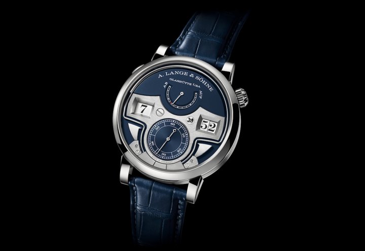 Zeitwerk Minute Repeater设有独特按把，用于启动报时。由于鸣响装置的动力由发条盒提供，所以无需以三问表常见的滑杆拉紧独立的发条。表壳侧面不设大型开口，消除影响报时的一大因素，从而提升报时声响的质素