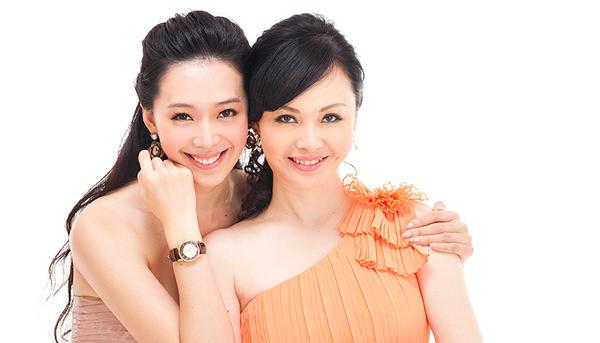 俏名模王心恬与星妈咪携手展演