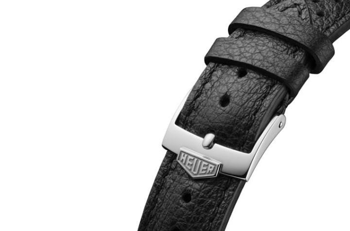 Carrera计时码表60周年纪念版配置穿孔黑色小牛皮表带，突显手表的赛车渊源。
