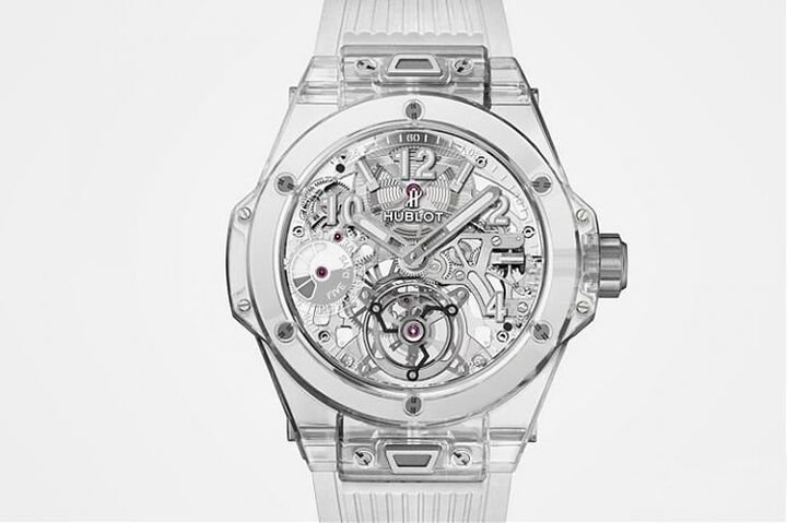 这几年将蓝宝石材质的应用推向新境界的HUBLOT 2018年又有惊人之举，新作Big Bang蓝宝石陀飞轮从表壳、面盘、表带延伸至机芯呈现出全面的通透感，视觉震撼度令人叹为观止