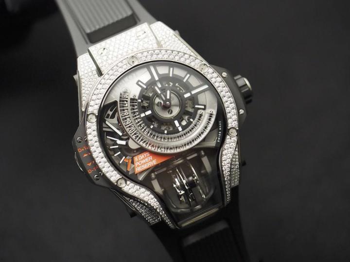 在表壳上一共镶嵌了180颗钻石共重1.38克拉