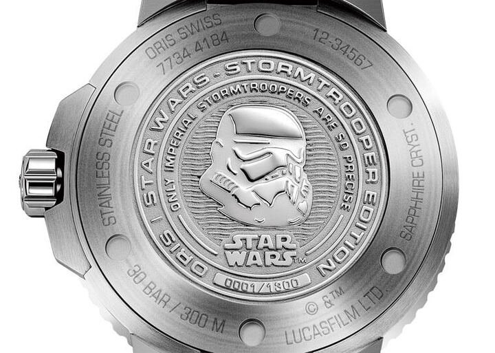 底盖上刻有风暴兵的浮雕，外圈则是在四部曲中欧比王的名台词\"Only Imperial Stormtroopers are so precise.（只有风暴兵能这么准。）\"“准”字在原作指的是射击，但用在手表上也是个巧妙的双关语