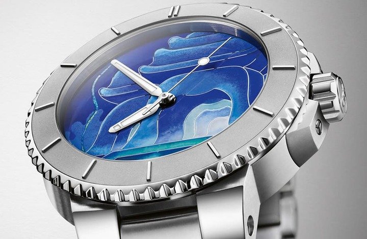 面盘纯以掐丝珐瑯描绘东海龙宫场景，包含时标、ORIS Logo等元素都同步取消。
