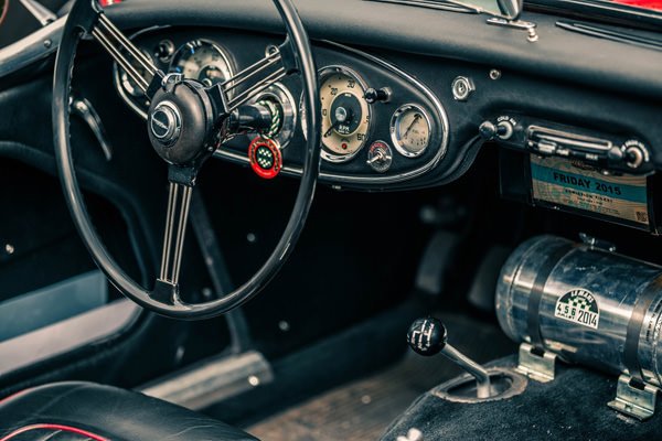 腕表面盘上抢眼的色环设计取自Austin Healey跑车内的驾驶盘