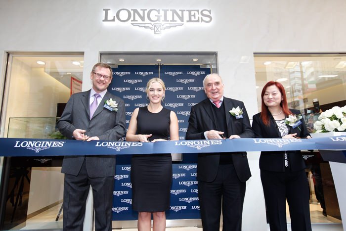 凯特•温斯莱特女士出席Longines 浪琴表Lockhart Road（骆克道）旗舰店开业典礼。凯特•温斯莱特与Swatch斯沃琪集团(香港)董事总经理Kevin Rollenhagen先生，Longines浪琴表全球总裁Walter von Känel先生，Longines浪琴表香港区副总裁Karen Au Yeung女士为开业仪式剪彩。（从左至右）