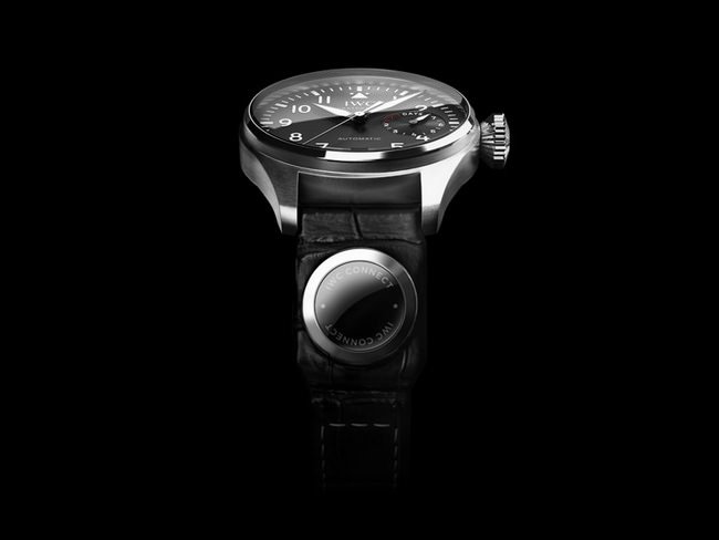 IWC Connect这项全新设计将内置于IWC万国表运动型腕表的表带之中，大型飞行员腕表首当其冲。这种高质量的豪华设计方案满足了最苛刻的用户需求：该设备不仅跟踪记录佩戴者的活动，而且还可以让他们与联网环境中的其他设备交互