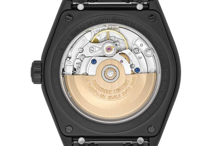 透明底盖露出手表搭载的FC-303自动机芯，高级手表该有的基本打磨它都没少。