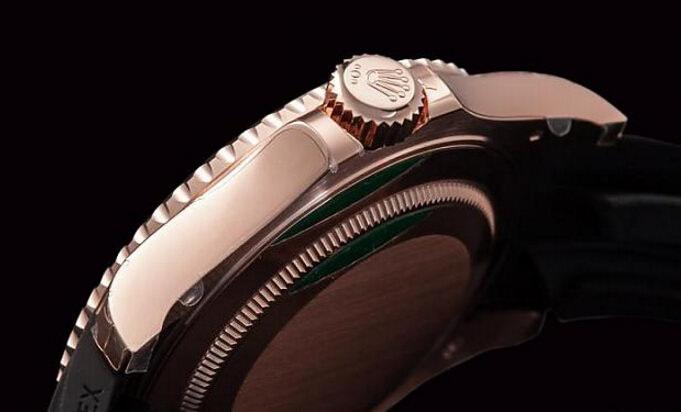 表壳採用劳力士自家生产的永恒玫瑰金，材质本身的化学特性既好， 成色也相当特别，搭配黑面黑圈黑表带，视觉上颇具时尚感