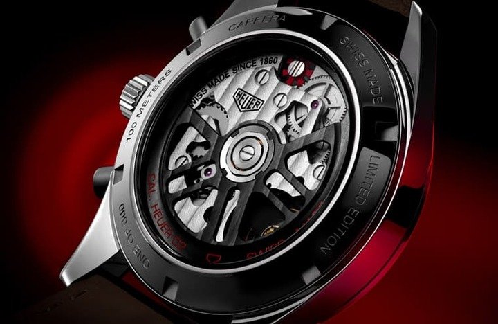 透明底盖露出品牌Heuer 02自制机芯，包括导柱轮与自动盘下缘的字样都特别采用红色呼应面盘色调。