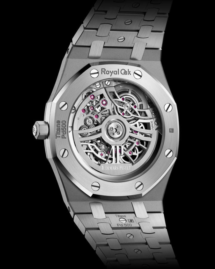 Royal Oak 皇家橡树系列 "JUMBO" 超薄镂空腕表搭载 7124 自动上链机芯。