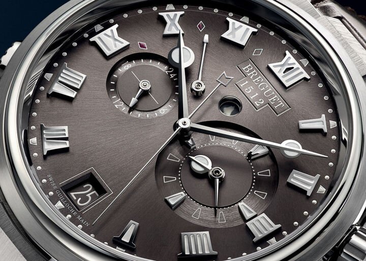 Marine Alarme Musicale 55473点方向的闹铃设定表盘可以精确设定至分钟，至于12点方向的圆形视窗则可显示闹铃功能目前处于开启或关闭状态；而在9点方向尚有24小时制两地时间显示，阅读起来简洁易懂