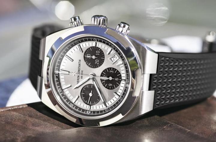 除了不锈钢炼带，手表还会附上黑色橡胶表带或皮带供佩戴者替换。