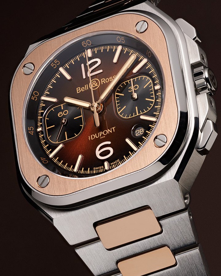 BR-05 Chrono S.T. Dupont 计时腕表一共推出两种不同版本，分别为双色 18K 玫瑰金与不锈钢链带款，以及鳄鱼纹小牛皮表带款。