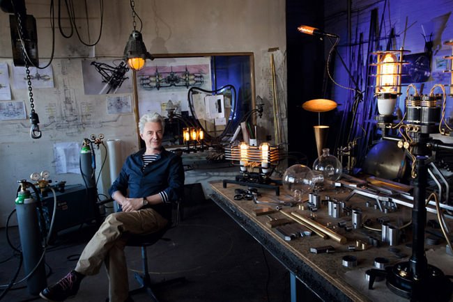 出生在德国汉诺威的Frank Buchwald，其创作的Nixie Machine真空管机械采用跟Machine Lights光源作品一样的设计理念，但这次所呈现的主要重点是来自冷战时期东德的Nixie真空管