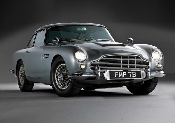 1964年于《金手指》中登场的ASTON MARTIN DB5开启了人们对于邦德座驾的想像