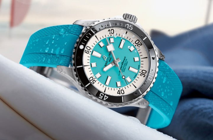 土耳其蓝面盘的Superocean Automatic 44今年新增与面盘同色的橡胶表带新款。