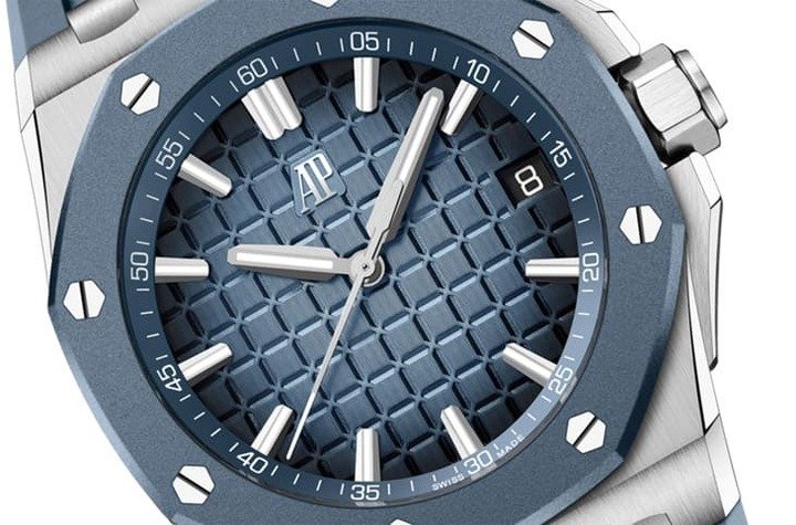 Royal Oak Offshore新增一款大三针作品，其以不锈钢材质搭配橡胶覆层表圈，诠释系列去芜存菁后的简练线条。