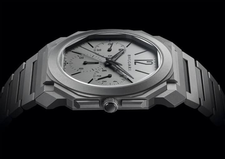 分钟盘位于六点钟位置，小秒盘位于9点钟位置，灰色面盘与喷砂钛金属外壳内外呼应