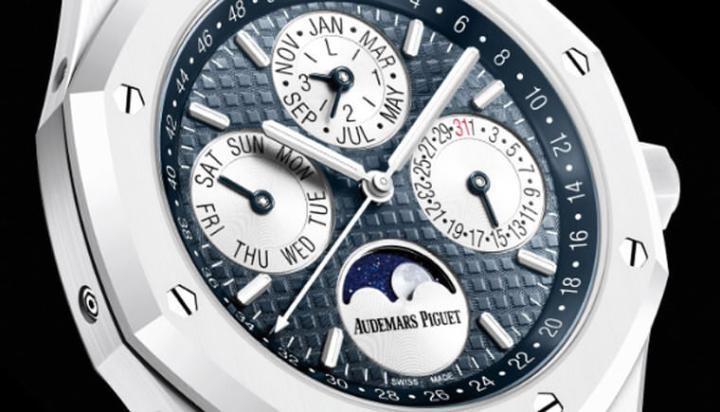 表壳内圈设有52周刻度显示，在万年历腕表中较为特殊，简明的黑色阿拉伯数字与细长的箭形指针，共同显示出每年的周数