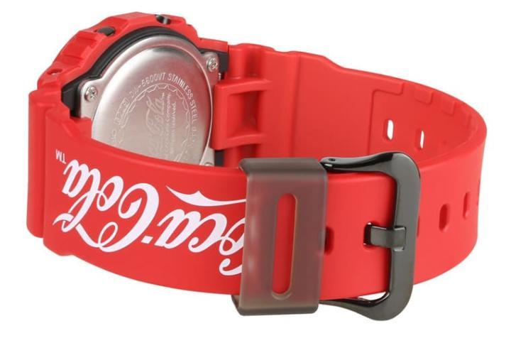 DW5600CC23-4采用红色树脂表壳与表带，表带印有大大的白色Coca-Cola标志。