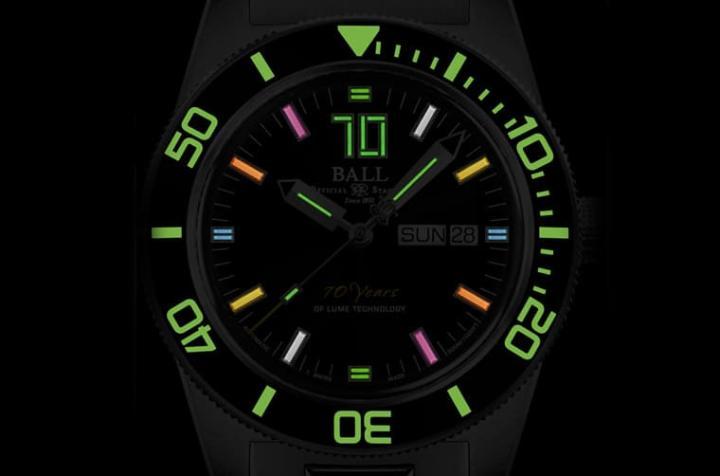 手表的气灯共有两种版本，其中彩虹版本可以呈现多达6种夜光颜色。